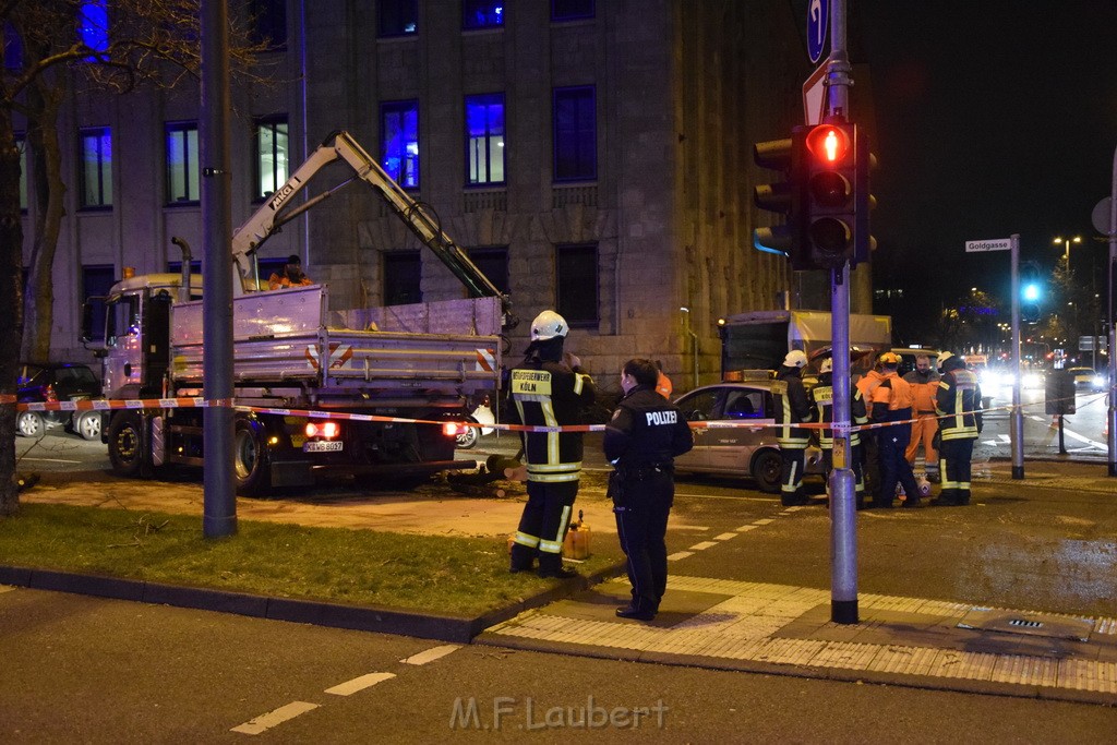 Baum auf PKWs Koeln Mitte Rheinuferstr Goldgasse P058.JPG - Miklos Laubert